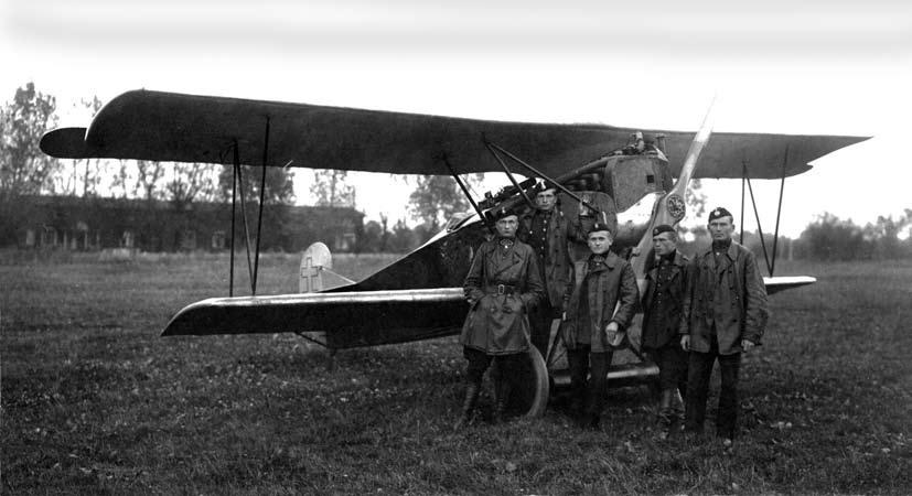 Tolimosios žvalgybos lėktuvų Ansaldo A.120 grandis. 1930 m. liau Karo aviacijai nupirkti žvalgybiniai SVA-10 (10 vnt. Italijoje 1923 m.), naikintuvai Letov Š-20L (8 vnt. Čekoslovakijoje 1925 m.