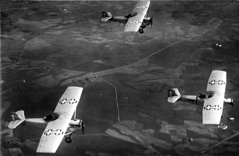 ), naikintuvai Gloster Gladiator Mk. I (14 vnt. Didžiojoje Britanijoje 1937 m.) ir kiti lėktuvai. 1920 m. rugsėjo 1 d. Aviacijos dalis pavadinta Aviacijos korpusu, 1920 m. rugsėjo 22 d.