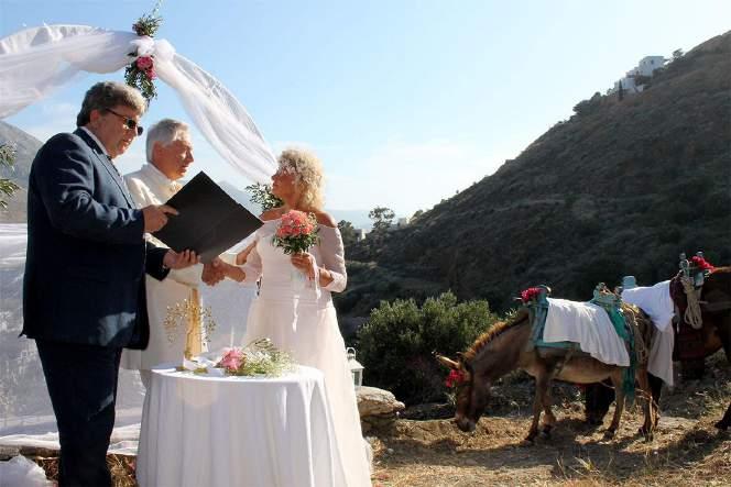 In addition to Amorgos, we also organize weddings on other islands such as Patmos or Santorini, as well as on the mainland of Greece.