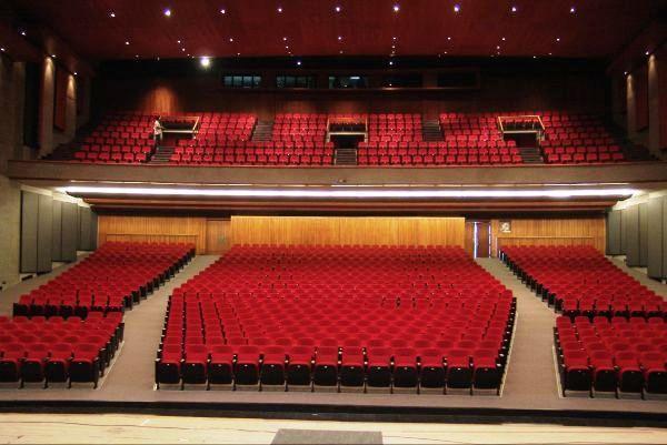 Teatro Los Fundadores), the largest theatre in the city of Manizales, with a capacity of 1 900 and a number of