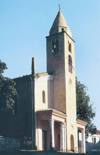 Ima zanimljivo klasicističko pročelje čijim središtem prevladava renesansni zvonik od 15 m, izgrađen 1557. (glagoljski je natpis o dovršetku uništen 1921.).