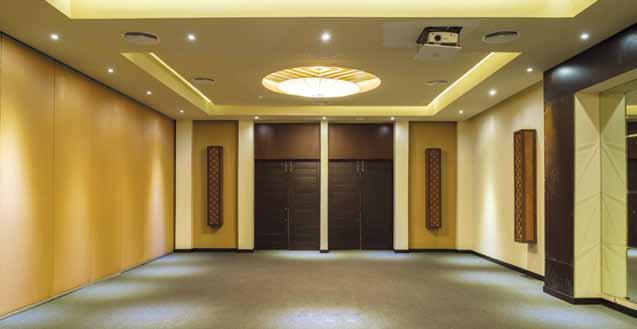 com CELEBRATE MEETINGS & EVENTS Meeting Room Capacity Name Sq.Ft Dimension L x W Large Meeting Room Ceiling Height Theater Classroom U-Shape Banquet Reception 4844 98x49.5 14.