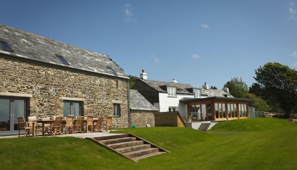 OVERVIEW is a luxurious self-catered properties set in 16 acres of private ground in North Cornwall.