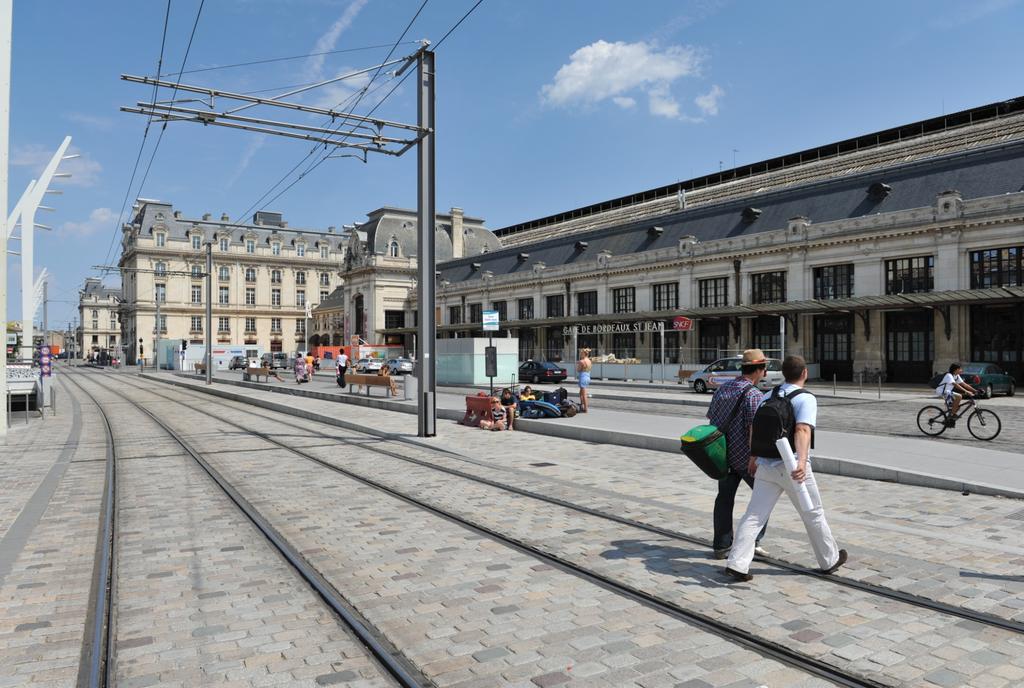 Le parvis de la gare Saint-Jean devient un pôle d interconnexion pour tous les voyageurs : le tramway la dessert, le