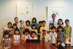 Children of ANA Group employees are invited to the ANA Shiodome Headquarters to observe the workplaces of their mother or father, and actually experience what their parents work is like.