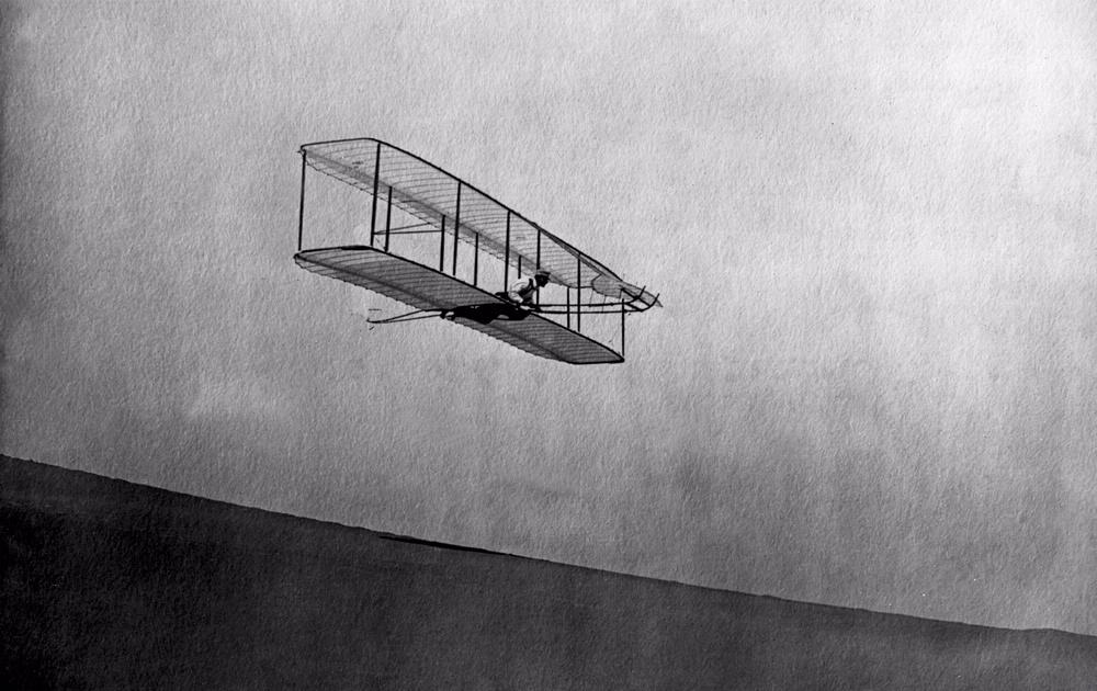 Wilbur Wright gliding in 1902. The Wrights dded verticl til to their glider to del with the lterl control problems experienced in 1901.
