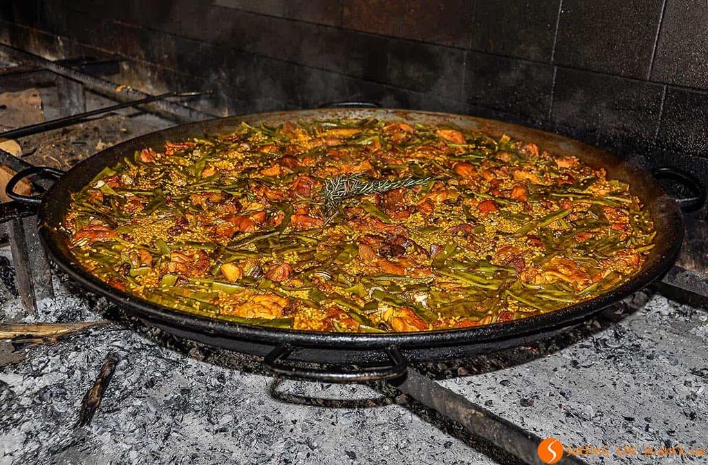 The activity that we propose for the third day is related to the dish Valencia is famous about, the PAELLA.
