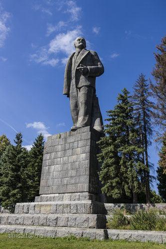 Must-see s of Dubna 1. Lenin monument 56 43'41"N 37 7'45"E This monument is the second tallest monument to Lenin in the world built in 1937.