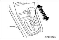 Kai naudojate užpakalinės vilkimo ąsos įtaisą, vilkite prikabintą automobilį taip, kad lynas ar grandinė netrauktų įtaiso į šoną. Netrūkčiokite kablio į šonus.
