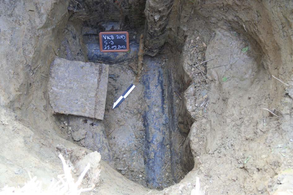 Sl. 16 Sonda 3: pronalazak bočnih drvenih greda na dnu iskopa nakon uklanjanja urušene daske (snimila: K. Jelinčić Vučković) Fig.