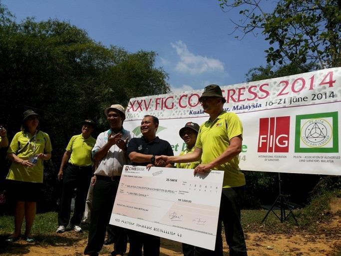 Ir Rudolf handing over FIG s contribution to MyCEB CEO,Zulkefli Hj Sharif ) Carbon offset campaign included as part of the XXV FIG Congress 2014 in Kuala Lumpur.