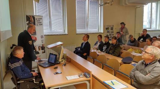Na okrogli mizi so svoja strokovna mnenja prispevali predstavniki mariborske policijske uprave, predstavniki Zbornice za razvoj slovenskega zasebnega