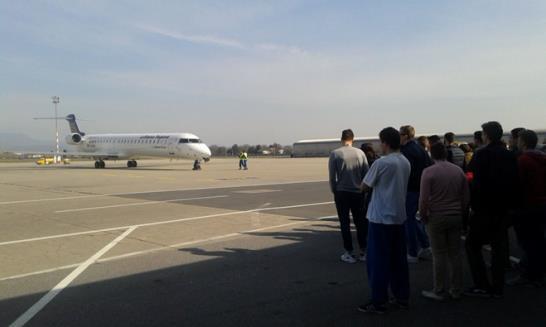 letnika so si v enodnevni ekskurziji ogledali letališko zgradbo in