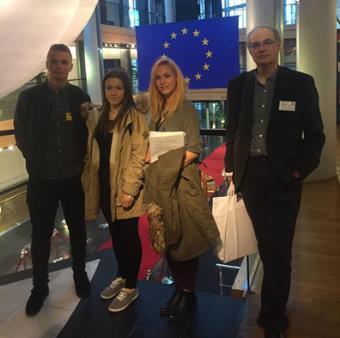 Naša šola pa je prejela uradno plaketo Šola ambasadorka Evropskega parlamenta.