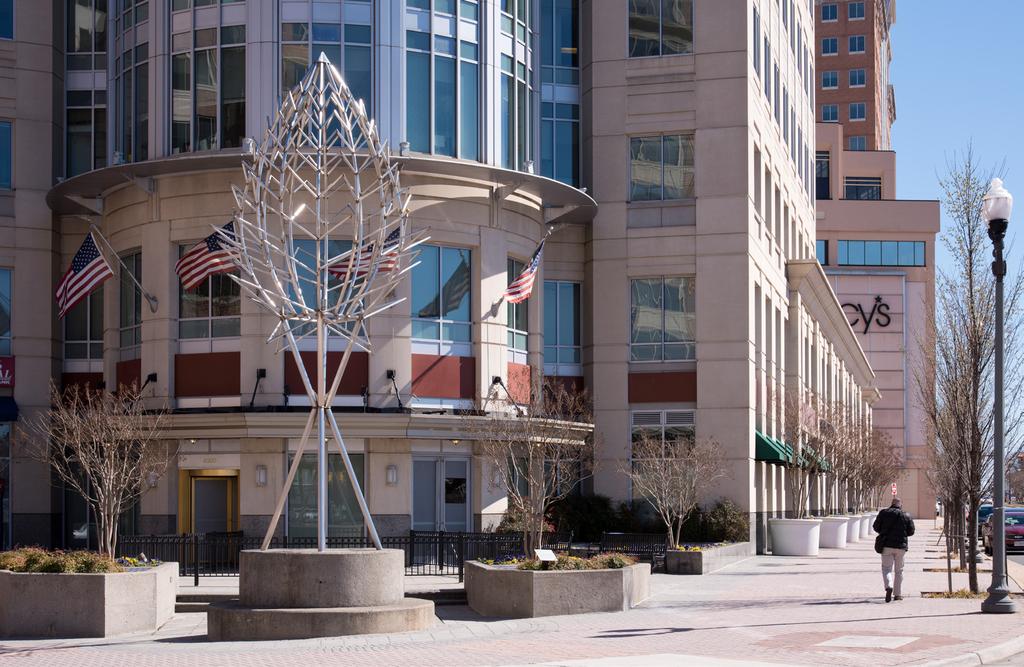 BALLSTON POINT is an awardwinning office tower set on one of the most prominent sites in the Rosslyn-Ballston corridor of Northern Virginia.