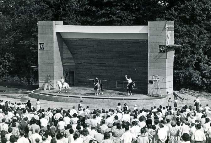 c. 1950 Live On Stage Guests flock to see live acts at the main stage area, located where the Log Flume is today.