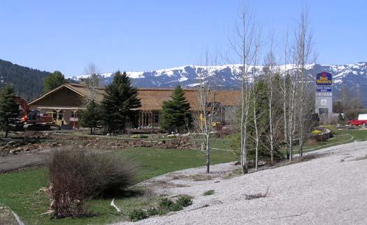 5.3 VISITOR ACCOMMODATIONS 5.3.1 Available Accommodations Within the Town of Alpine, Three Rivers Motel offers 21 guest rooms.