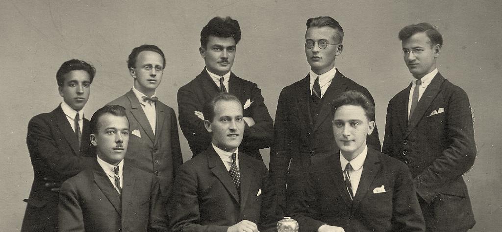 iz zgodovine medicine Radšel kot absolvent leta 1925: zagrebški absolventi medicine v letu 1925. Franjo Radšel stoji v drugi vrsti tretji z leve (iz arhiva družine Radšel). pri profesorju.