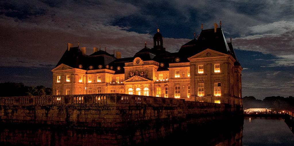 Vaux le Vicomte elanesque Every Saturday evening from May through to October, Vaux le Vicomte can be visited under the glow of 2,000 lit candles within the castle and its gardens.