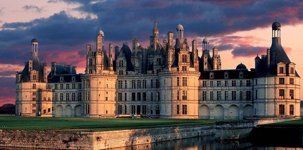 Château de Chambord Castle Château de Chambord is the largest and most extravagant renaissance castle of the La Loire region.