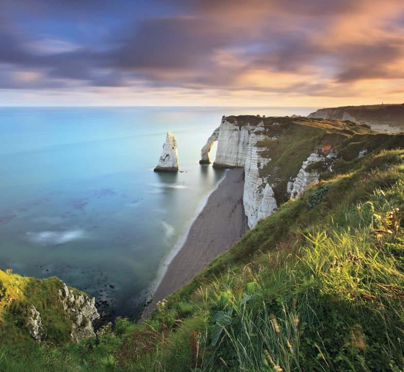 We suggest lunch at a place known for its original cuisine. After lunch (14h30), leave for an hour s drive to visit the scenic cliffs of Etretat.