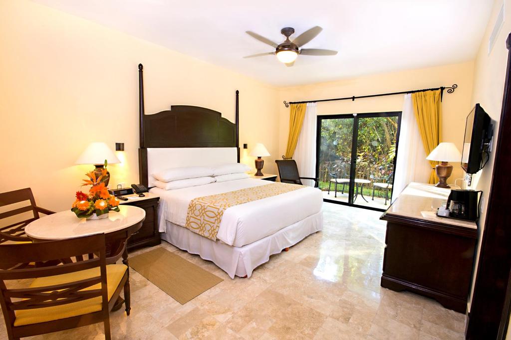 Royal Level Elegant and spacious rooms with a separate shower and tub as well as a balcony or terrace. 38 Luxury rooms.