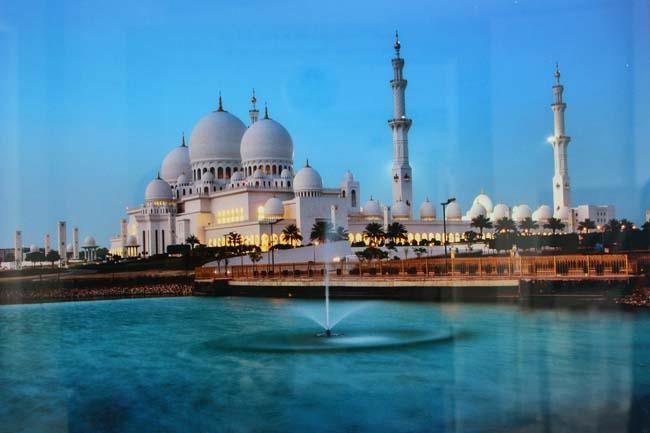 Day 5:- Abu Dhabi City Tour with Grand Mosque. (Breakfast, Lunch & Dinner) Today after breakfast you will enjoy the City tour of Abu Dhabi.
