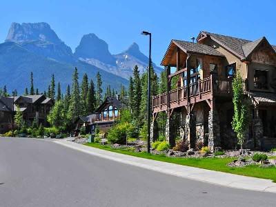 Western Highlights 1 review 7 Days / 6 Nights Calgary to Vancouver or Vancouver to Calgary From USD$2,680 per person Canadian Rockies Train Tours highlights: Calgary Banff Lake Louise Jasper Rocky