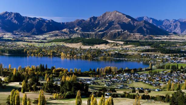 Enjoy breakfast as you gaze out of the hostel s dining room at Lake Wanaka and the Southern Alps. Start the day at Puzzling World where seeing is not always believing.