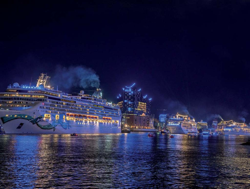 HIGHLIGHTS 2017 THE BIGGEST PARADE EVER The uncontested highlight on Saturday evening was the cruise ship parade accompanied by individual firework displays and, for the first time, with a live