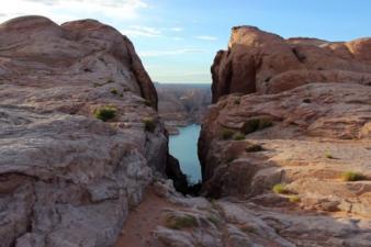 9 Other than a plaque and info kiosk, there are no other facilities located here. One may hike down to Lake Powell. However, the trail is very strenuous and is not maintained.