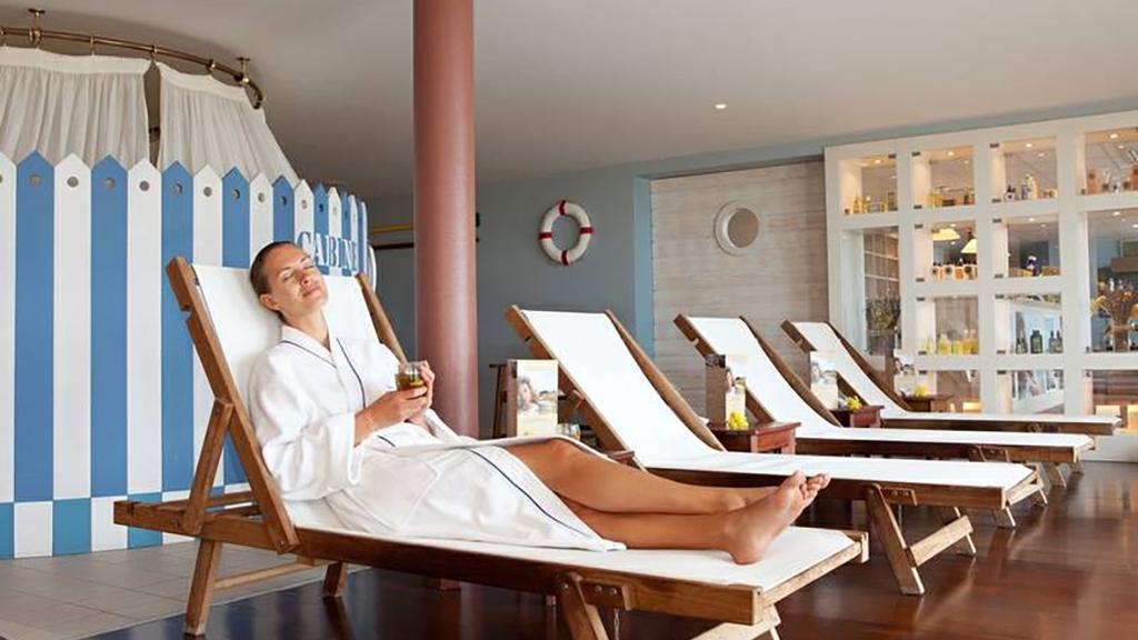 Make your stay extra special Club Med Spa by DECLÉOR packages * THE PRECIOUS POWER OF 100% NATURAL AND 100% ACTIVE ESSENTIAL OILS, FOR A NEW ART OF WELLNESS AND BEAUTY.