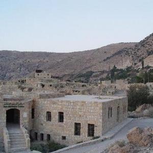 Dana Biosphere Reserve : Dana Guest House (Guest house) 2 nights Perched on the edge of Wadi Dana, this beautifully styled