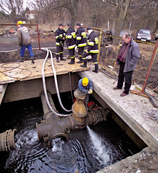 Namestitev črpalk za globoke vodnjake v novem obratu za filtriranje vode v mestu Dodrzyca, Poljska.