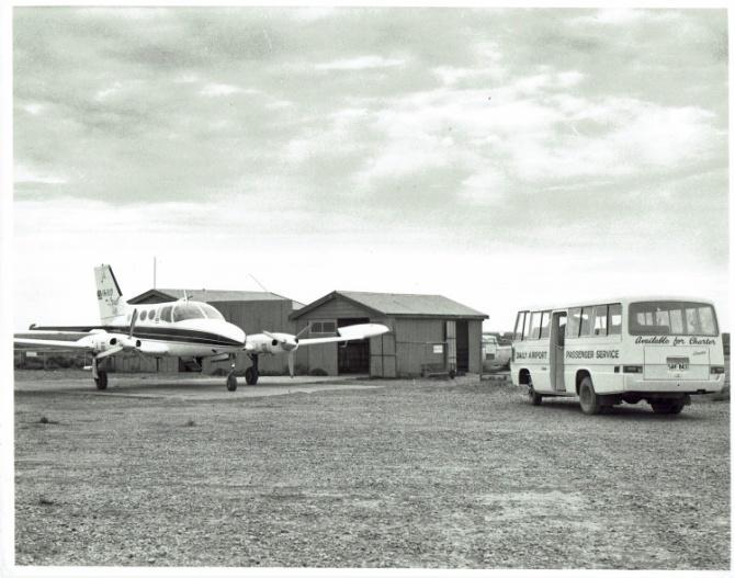 VH-BUD Cessna 402 Coober Pedy 1970s (Left) VH-BUS Cessna 402 Uluru 1970s (Right [Photos via M Lockyer] Also in 1973 Opal Air Tours were advertised in conjunction with Ansett Airlines of Australia and