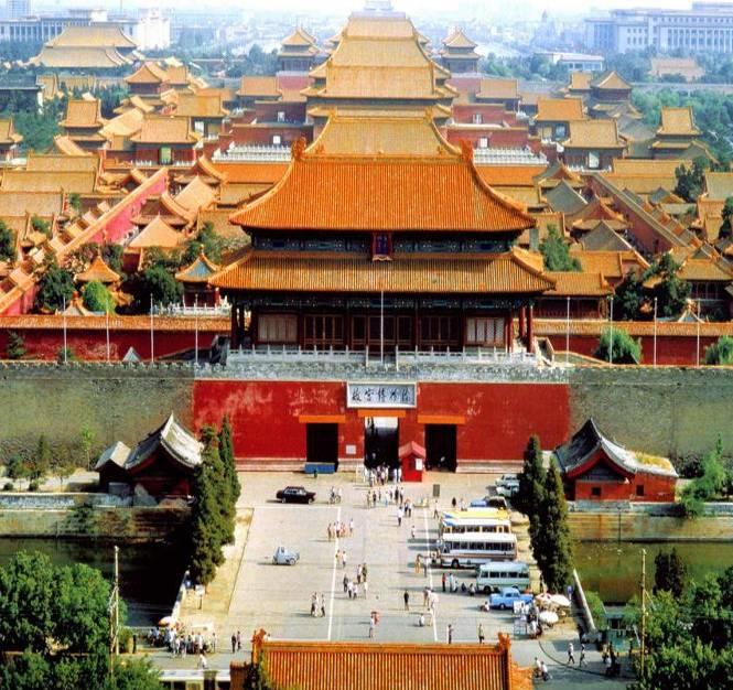 It is famous for it s ancient sites such as the Forbidden City complex, the Imperial palace, the massive Tiananmen Square pedestrian plaza(mao Zedong's mausoleum) and the National Museum of China,