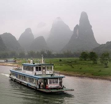Disembark at Yangshuo, where you will have a chance to visit a native family.