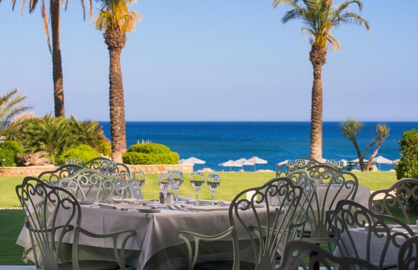 An outdoor dining adventure with seductive Mediterranean dishes, delectable fresh seafood and a tantalizing array of desserts in an elegant setting by the sea.