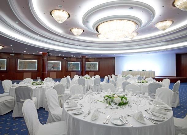 With the Academia, a striking round hall with Murano glass chandeliers, as its main multi-purpose room, and three meeting rooms with