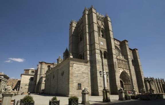 Next, we will visit the Salvador s Cathedral, episcopal seat of Castilla y León. It is the first Gothic Cathedral of Spain, constructed by Fruchel of Romanesque style of transition to Gothic.