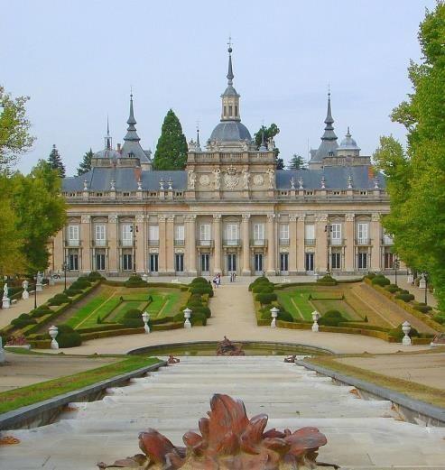 The Palace follows an example of European palatine architecture, following the style of the Palace of Versailles with its gardens and fountains.