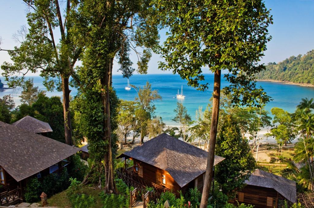 ACCOMMODATION GAYA ISLAND BUNGA RAYA RESORT Bunga Raya Island Resort is set on a coral reef island just off the coast of Borneo.