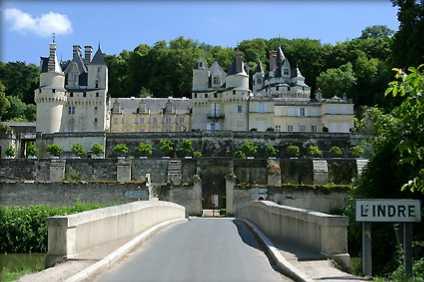 It is one of the dwellings combining French castle charm to the Italian palaces grace.
