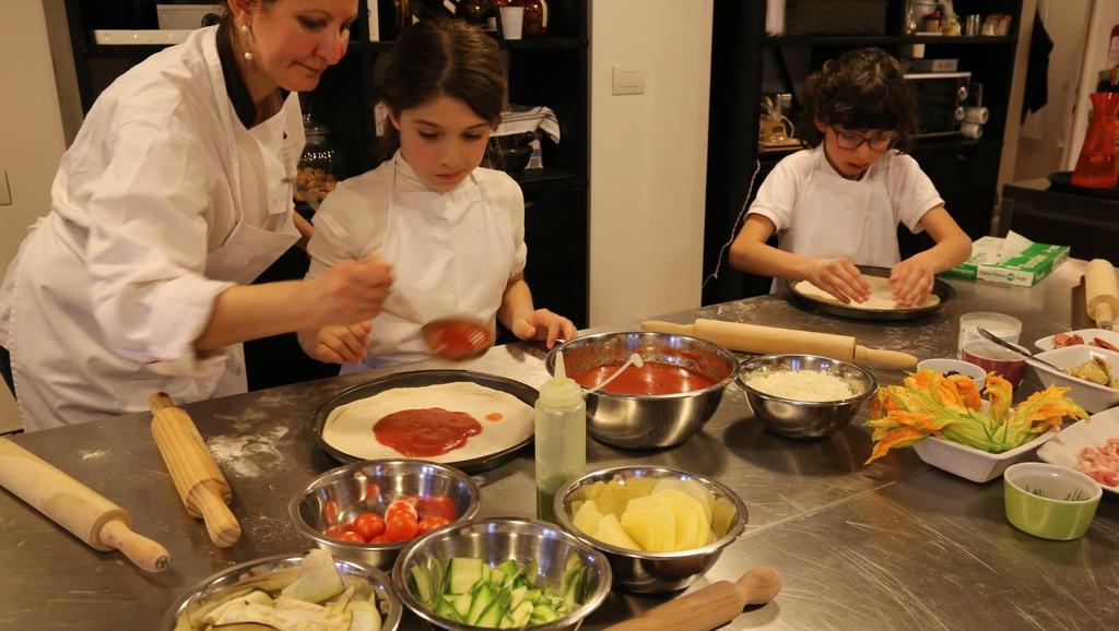 12 14 MAKE YOUR OWN PIZZA! Learn how to make your own pizza with the help of your own private chef and in the comfort of a very charming private cooking school in the heart of Rome.