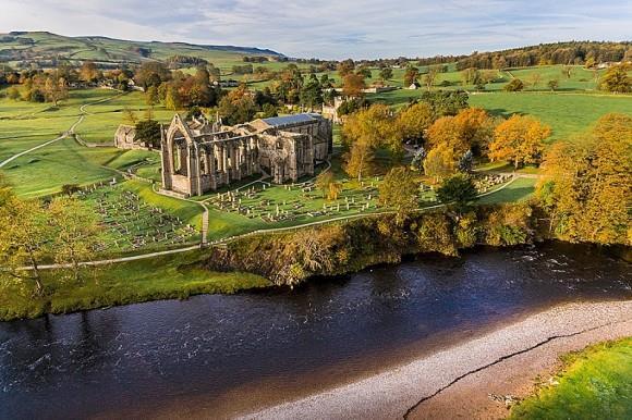 BOLTON ABBEY GRASSINGTON - INGLETON Bolton Abbey Nestled in the heart of the Yorkshire Dales on the banks of the River Wharfe, Bolton Abbey