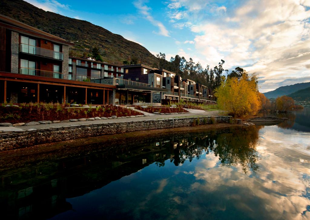 THE PERFECT SETTING Situated directly on the shores of Lake Wakatipu boasting panoramic mountain views, Hilton Queenstown Resort & Spa is the ideal location for your big day.