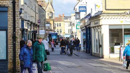 EMOGPHICS EILIG I CIECESE Cirencester is the largest town in the South Cotswolds with a primary catchment population of 7,000, the population is boosted by the students and staﬀ at the nearby oyal