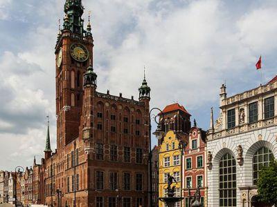 - Page 9 - E) Gdańsk Town Hall Gdańsk Main Town Hall is one of the finest examples of the Gothic-Renaissance historic buildings in the city, built at the intersection of the Long Lane (part of the