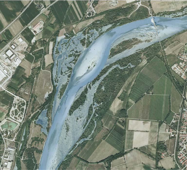 - 113 - AKTUALNI PROJEKTI S PODROČJA Slika 18: Prikaz izračunane globine vode na aerofoto posnetku. Različni odtenki modre prikazujejo različno globino vode.