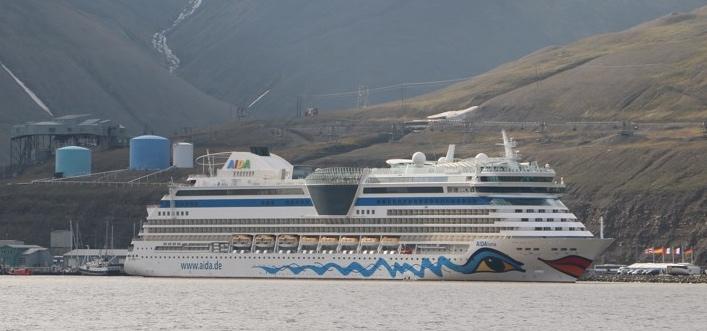Image source: Cruise Industry News 6 Figure 6. Carnival Corporation's AIDAluna in Longyearbyen, Svalbard on 21 July 2017.